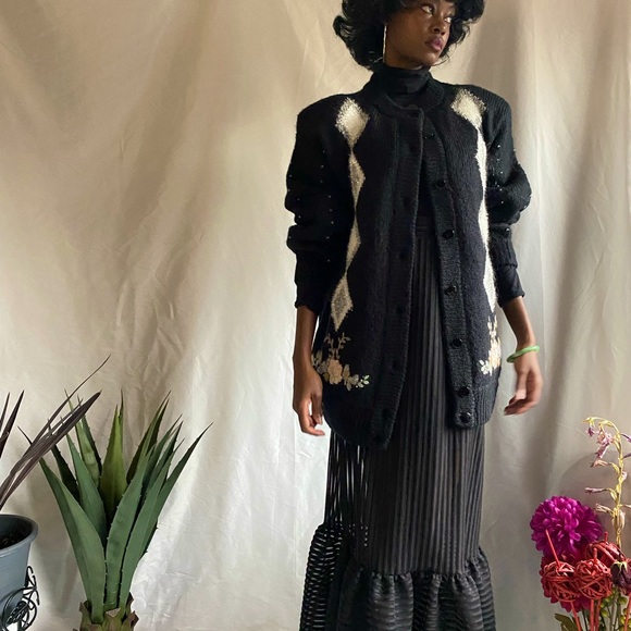 Vintage sweater cardigan with embroidered floral details - Picture 3 of 9